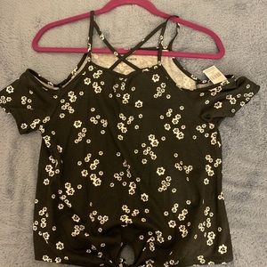 🌷  3/$18 - NWT Floral Top 🌷